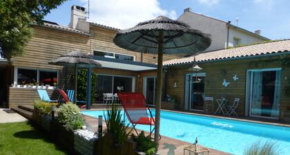 130 m2 contemporary villa with swimming pool in enclosed wooded grounds