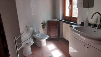 Doccia, asciugacapelli, bidet, asciugamani