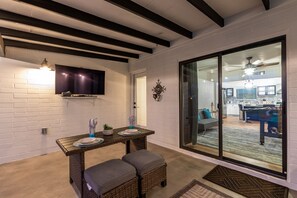 Télévision, cheminée, baby-foot, table de tennis de table