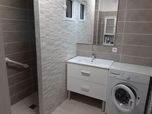 Bathtub, hair dryer, towels, soap - COTE D'AZUR NEW AND SECURE F3 APARTMENT 10 KM FROM THE SEA - QUIET - SWIMMING POOL  (Puget-sur-Argens)
