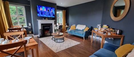 30–tuumainen televisio, jossa digitaalikanavat