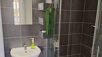 House, 1 Queen Bed | Bathroom | Shower, hair dryer, towels