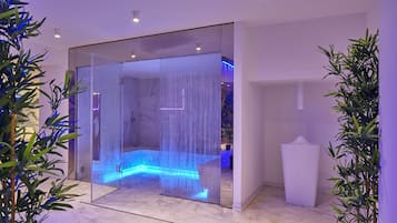 Een sauna, een bubbelbad, een stoombad, massagebehandelingen