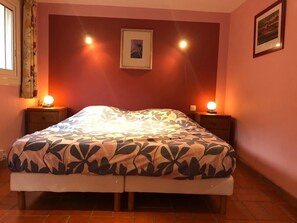 4 Schlafzimmer, Schreibtisch, Bügeleisen/Bügelbrett, Reisekinderbett
