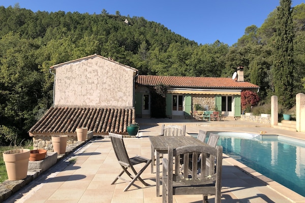 La grande terrasse autour de la piscine…