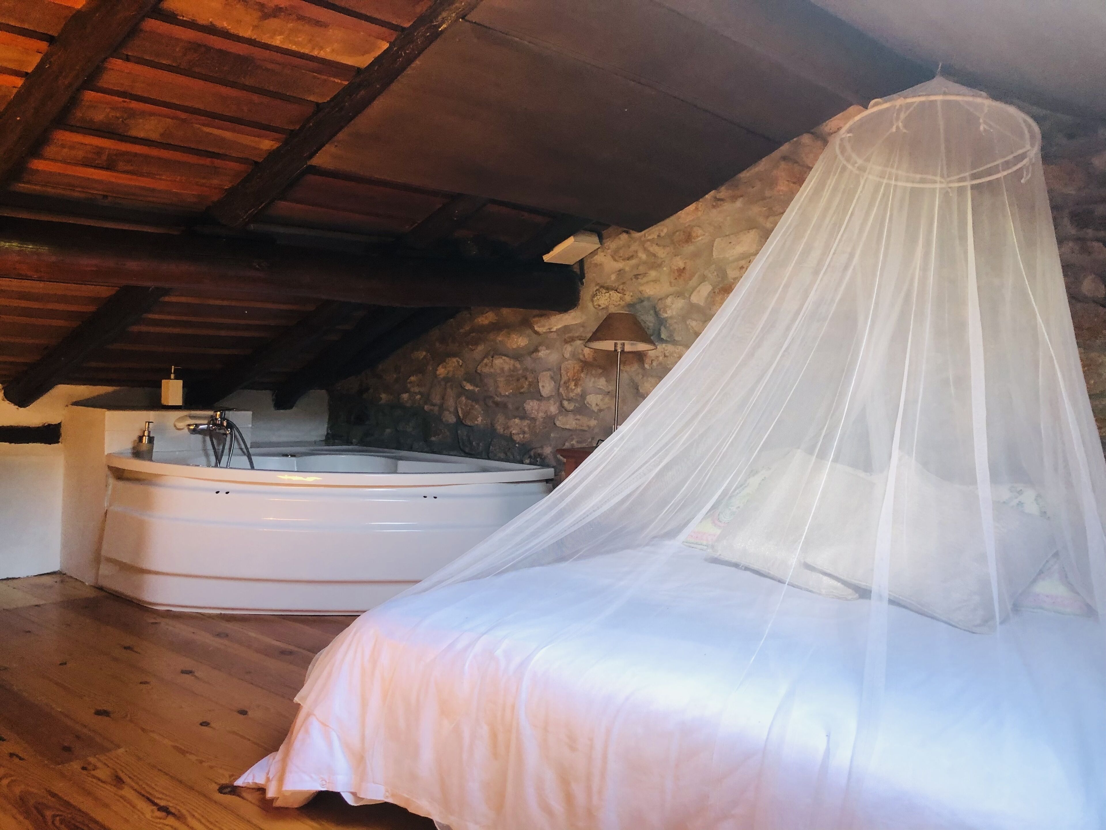 Castañeda Lodge. Rural house with private garden and hydromassage