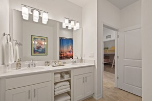 Combined shower/bathtub, hair dryer, towels, soap - The Princess Penthouse with lazy river and close to Disney World (Kissimmee)