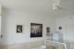 Een strijkplank/strijkijzer, wifi, beddengoed