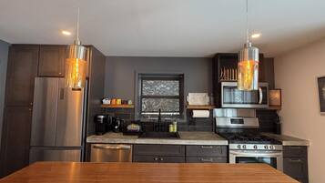 Een magnetron, een kookplaat, een vaatwasser