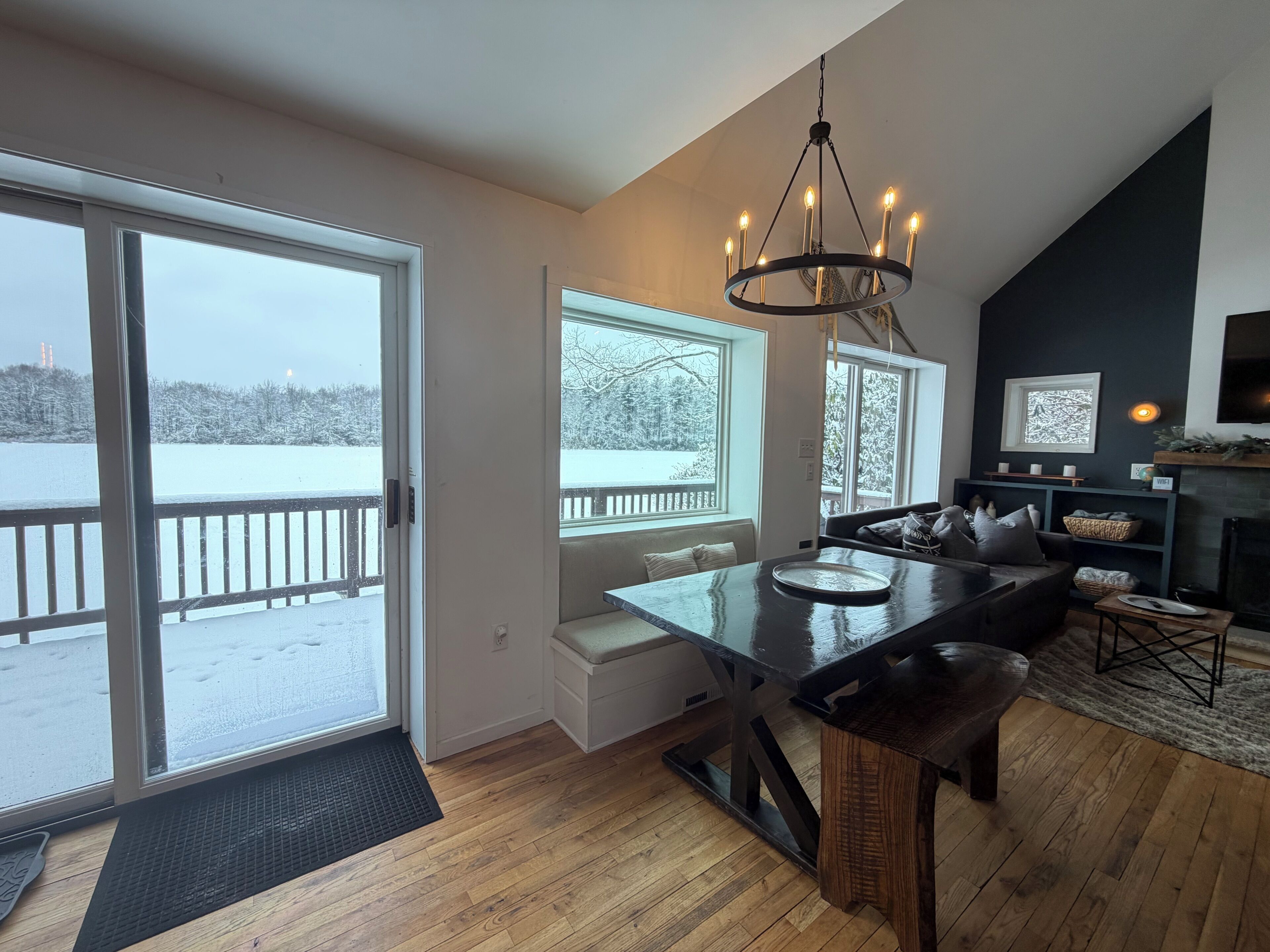 Een smart-tv en een open haard