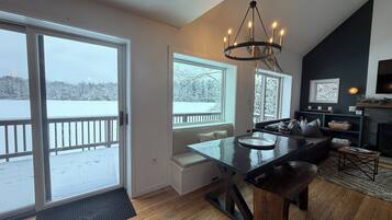 Een smart-tv en een open haard