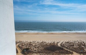 Una playa con arena y una vista despejada del océano.