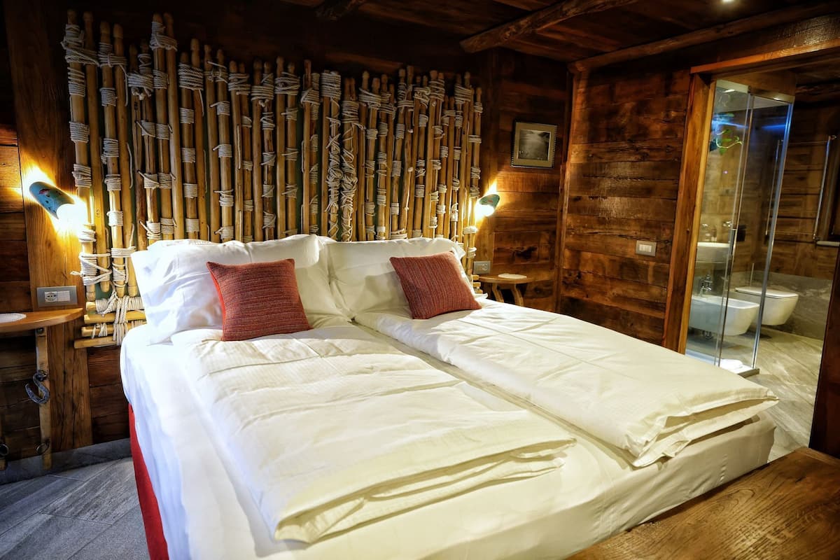 Chambre Double Deluxe, 1 trÚs grand lit, non-fumeurs, salle de bains attenante | Draps en coton égyptien, literie de qualité supérieure