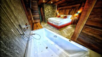 Deluxe Double Room, 1 King Bed, Non Smoking, Jetted Tub | Egyptian cotton sheets, premium bedding, down comforters