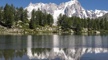 Cordillera montañosa con un lago en primer plano que refleja las cumbres.