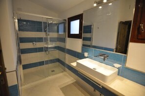 Regadera, secadora de cabello, bidet, toallas 