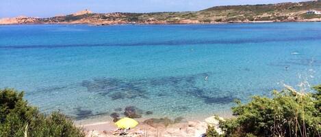 Sulla spiaggia, lettini da mare, teli da spiaggia