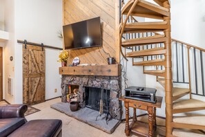 Fernseher, Kamin, DVD-Player