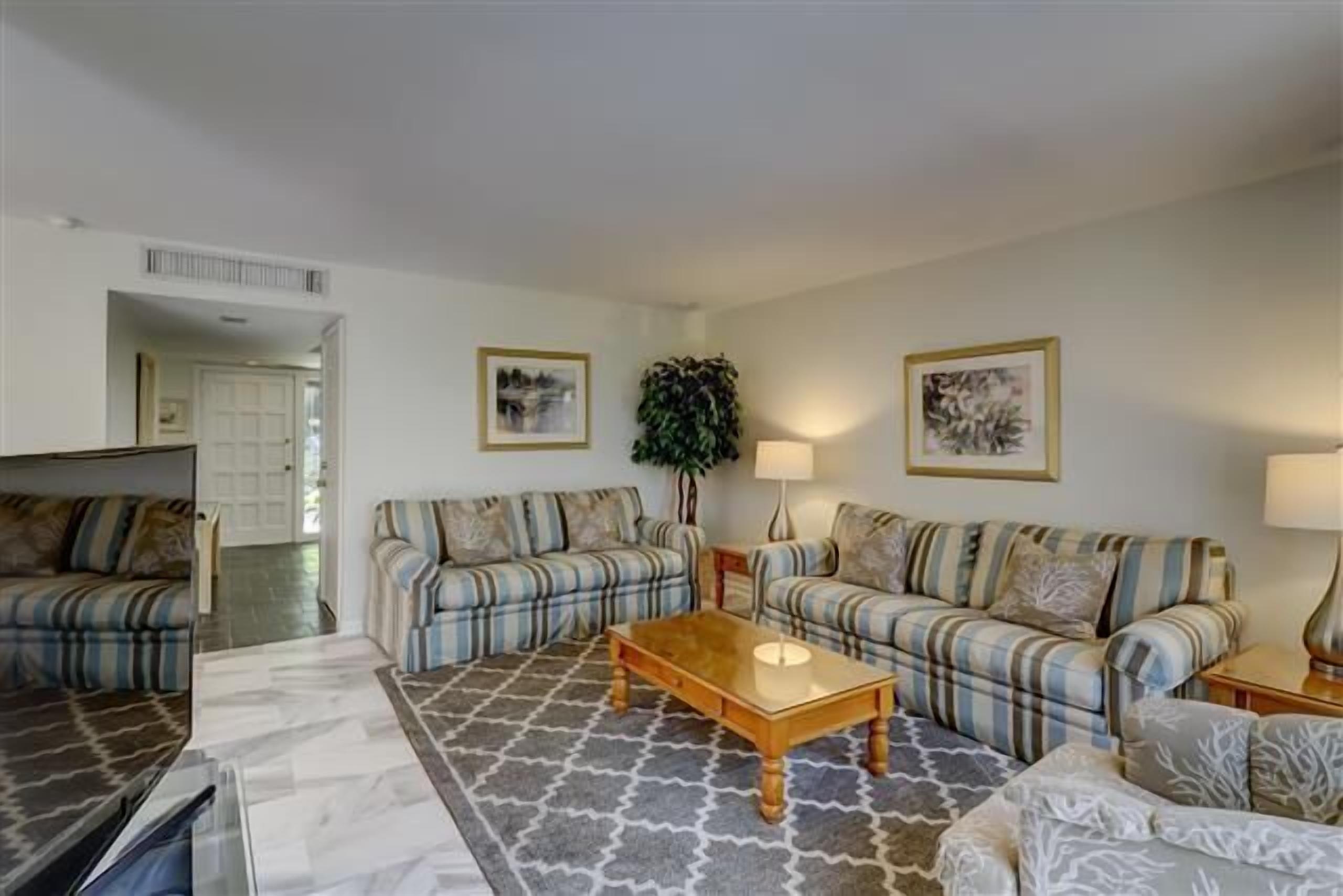 Updated 2-Bdrm Garden-view Villa w/ Private Patio in the heart of Harbour Town
