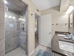 Combined shower/bathtub, towels