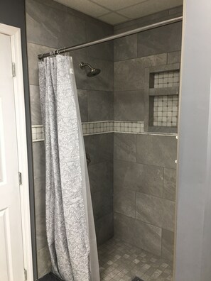 Ensemble douche/baignoire, serviettes fournies, papier toilette