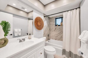 Duschwanne, Haartrockner, Handtücher, Seife