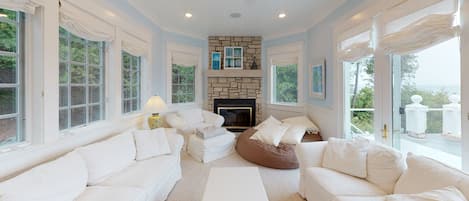 TV, fireplace, stereo