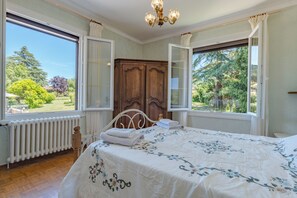 5 bedrooms, iron/ironing board, travel crib, WiFi - Sergetta, a house with a big pool and huge garden (Le Bugue)
