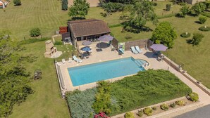 An aerial view of a property with a swimming pool, outdoor seating, and a building with a tiled roof. - Sergetta, a house with a big pool and huge garden (Le Bugue)