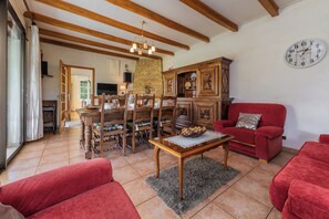 TV, fireplace, table tennis, books