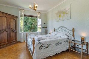 5 chambres, fer et planche à repasser, lit de bébé portatif, Wi-Fi