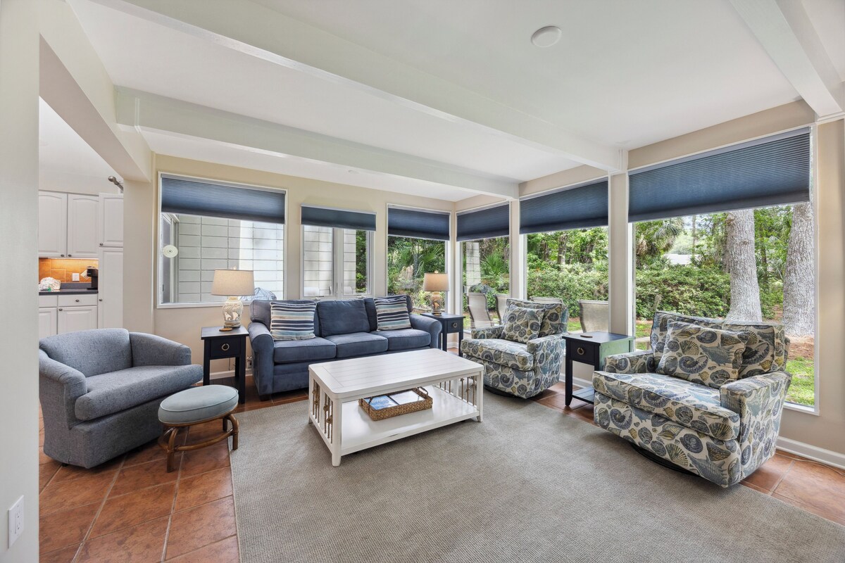 Seapines 2025 Gorgeous Remodel, Pet Friendly, Walk to Beach, Spacious End Unit