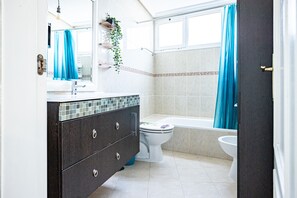 Tina, secadora de cabello, bidet, toallas