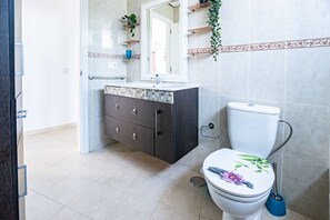 Banyera, assecador de cabells, bidet i tovalloles 