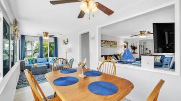 Condo, 2 Bedrooms | Tempat makan
