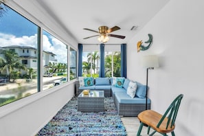 Condo, 2 quartos | Área de estar