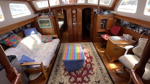 Um espaço acolhedor com cama, área de estar e escrivaninha.