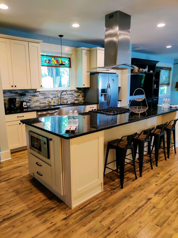 Jääkaappi, mikroaaltouuni, uuni, liesi