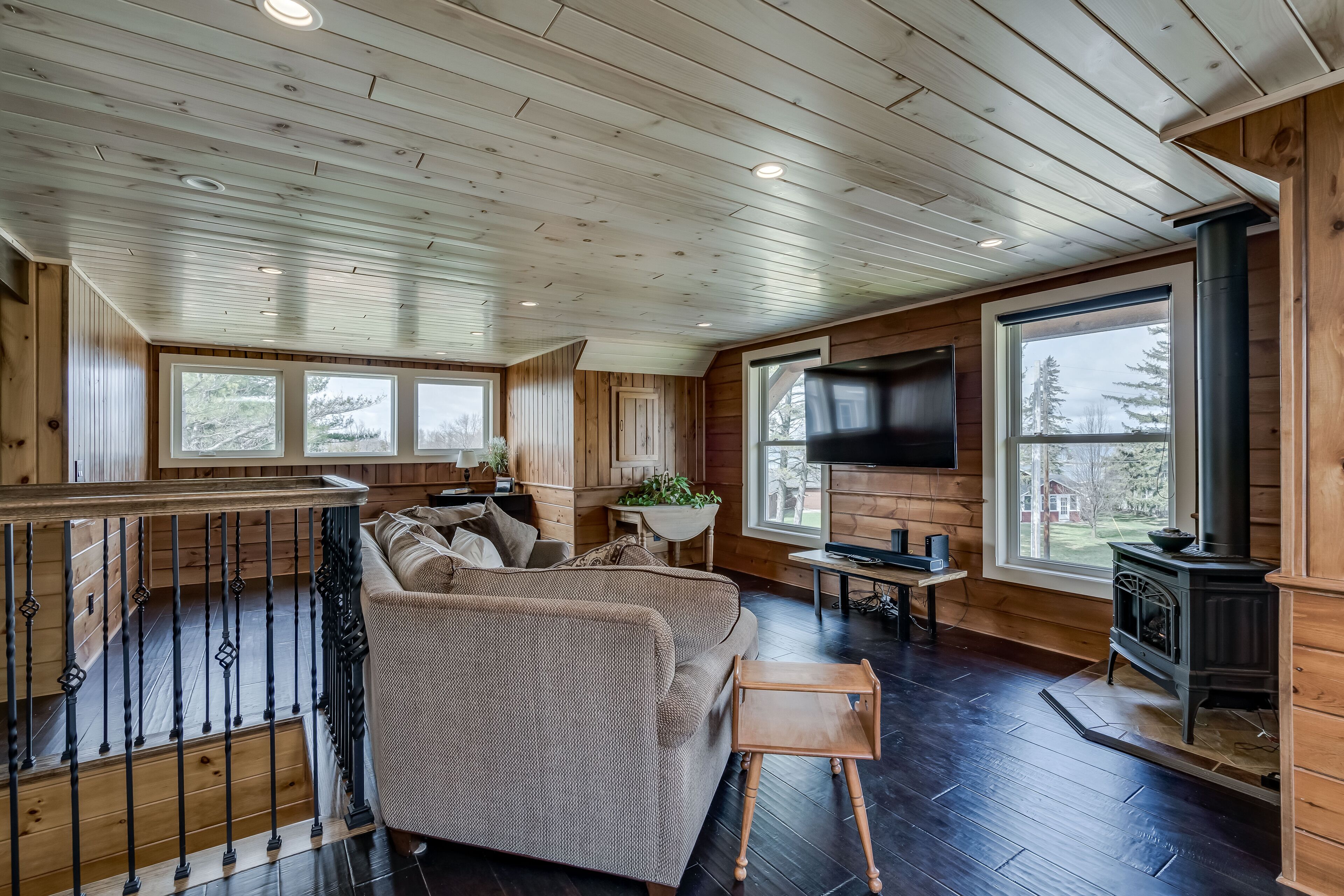 Spacious Barndominium with river view and steps from State Park