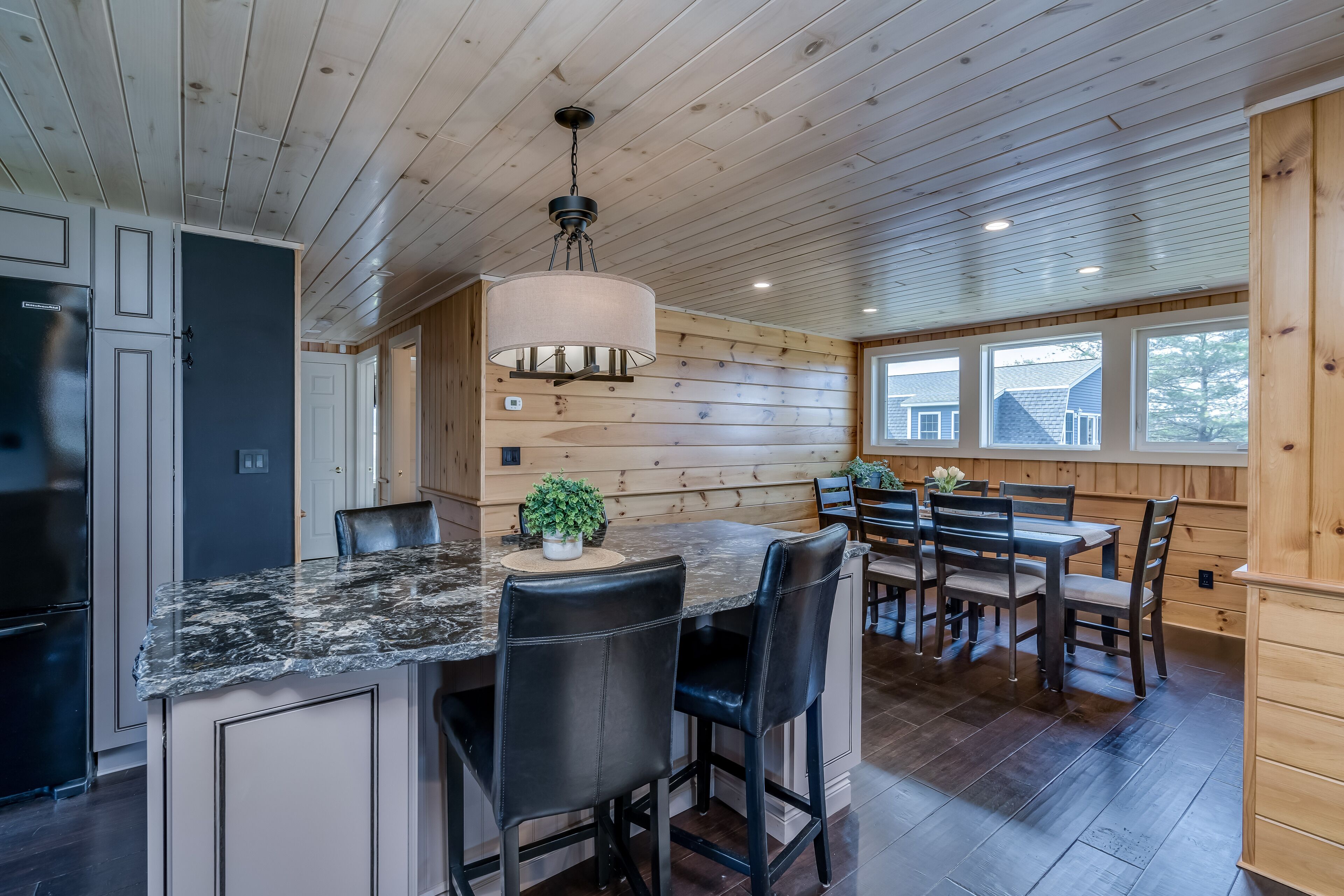 Spacious Barndominium with river view and steps from State Park