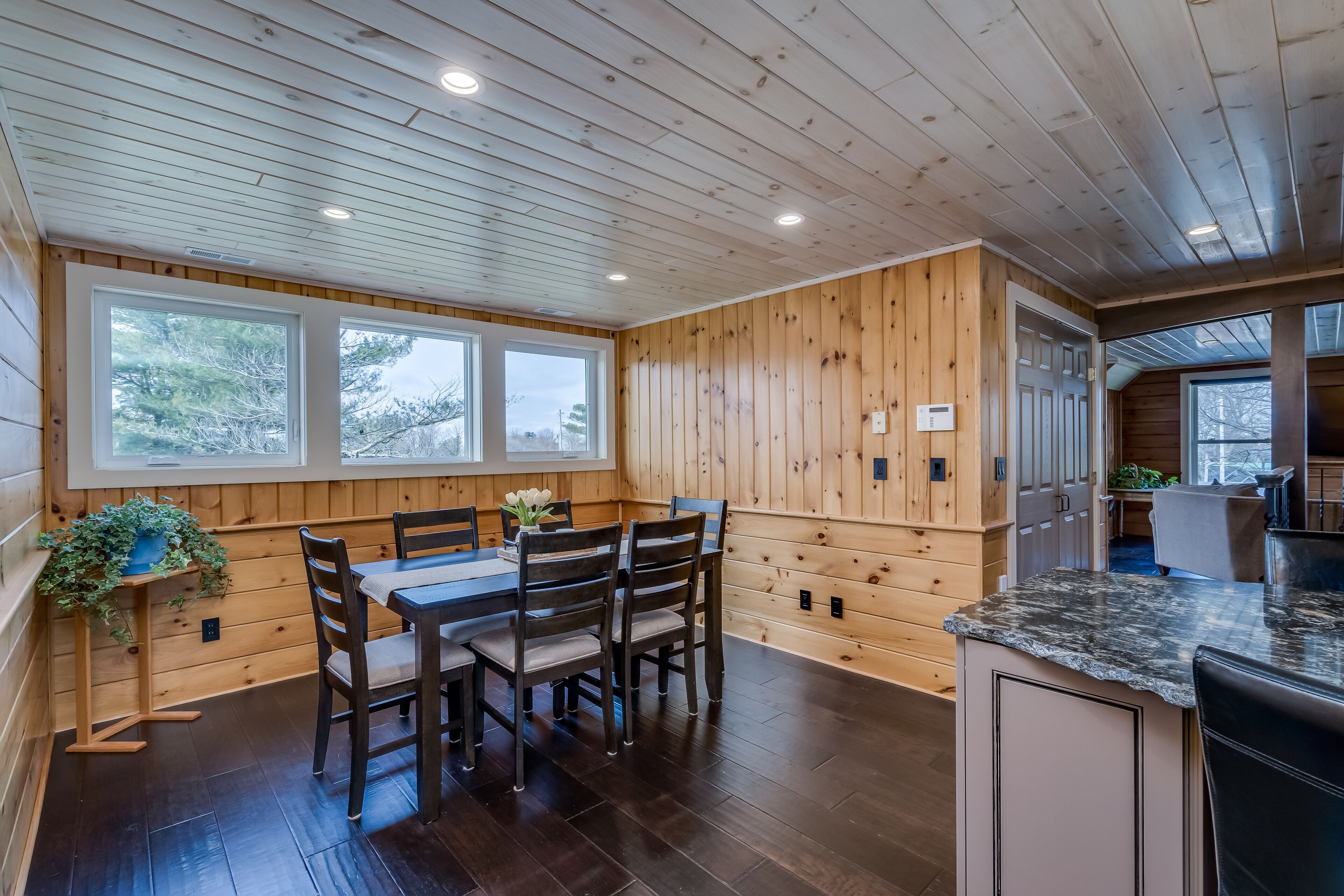 Spacious Barndominium with river view and steps from State Park
