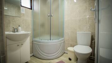 House | Bathroom | Combined shower/bathtub, deep-soaking bathtub, towels