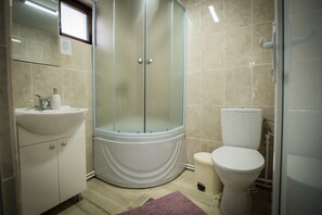 Casa | Baño | Tina con regadera, tina profunda, toallas 