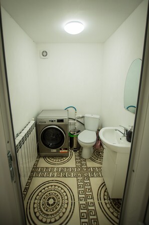 Casa | Baño | Tina con regadera, tina profunda, toallas 