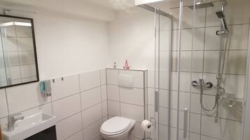 Dusche, Haartrockner, HandtĂŒcher, Seife