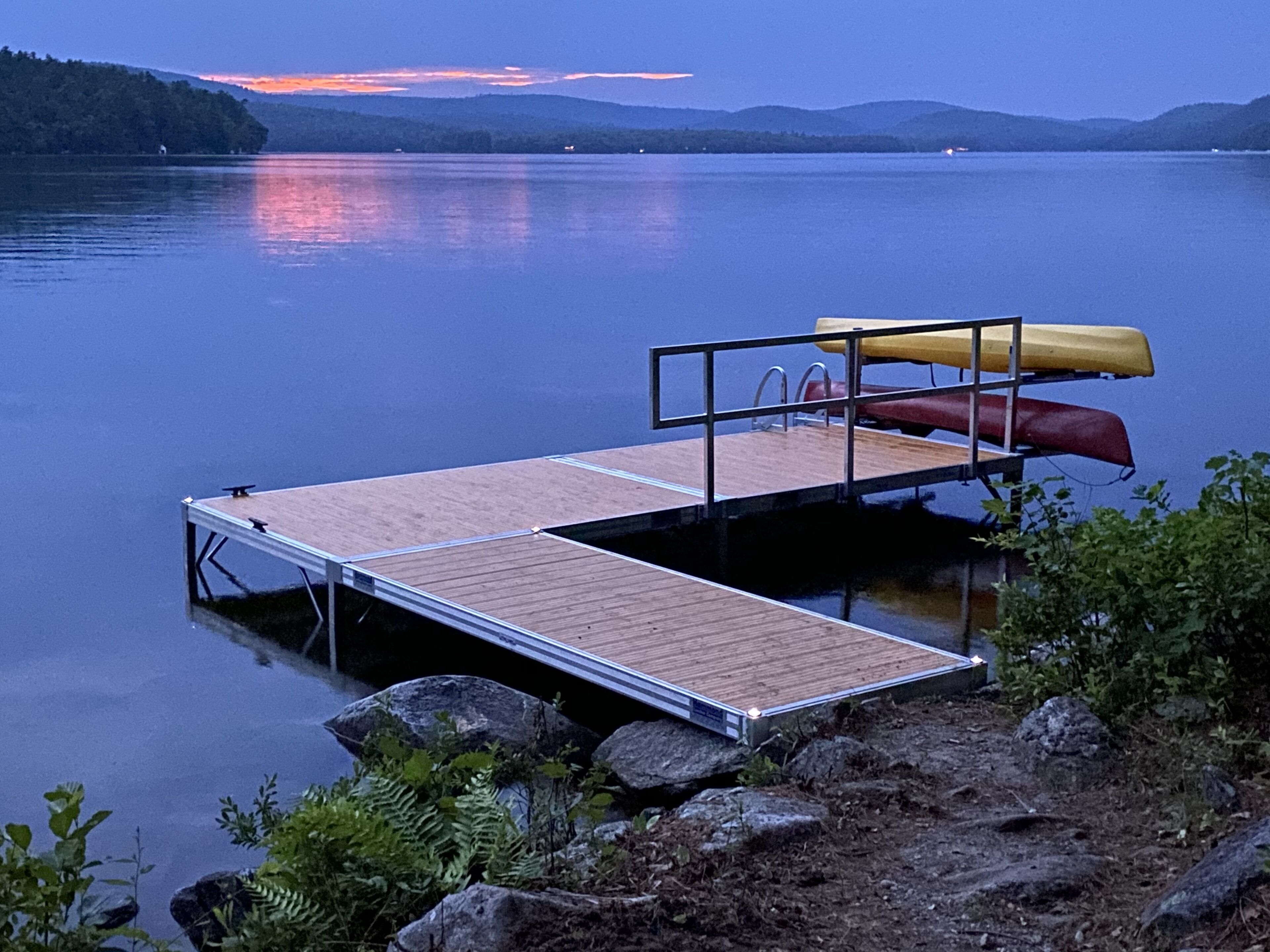 Lakefront Cottage with Sandy Beach across from Belgrade Golf Course.