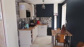 Réfrigérateur, micro-ondes, plaque de cuisson, cafetiÚre/bouilloire