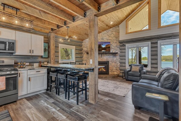 Jääkaappi, mikroaaltouuni, uuni, liesi