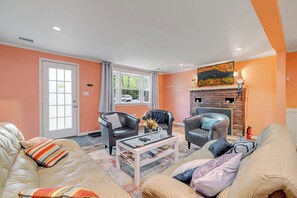 Smart-TV, Kamin, Tischtennisplatte, Bücher