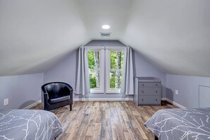 4 bedrooms, desk, iron/ironing board, WiFi